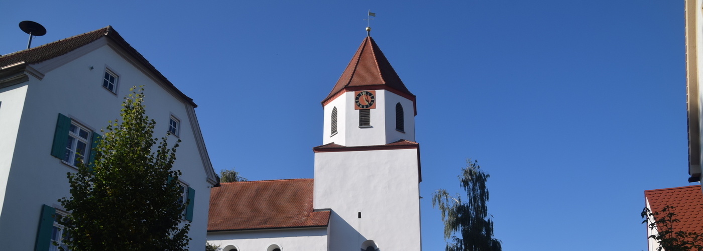 Kirche und altes Pfarrhaus Wörnitzostheim